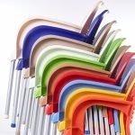 Пластичен стол со метални ногарки