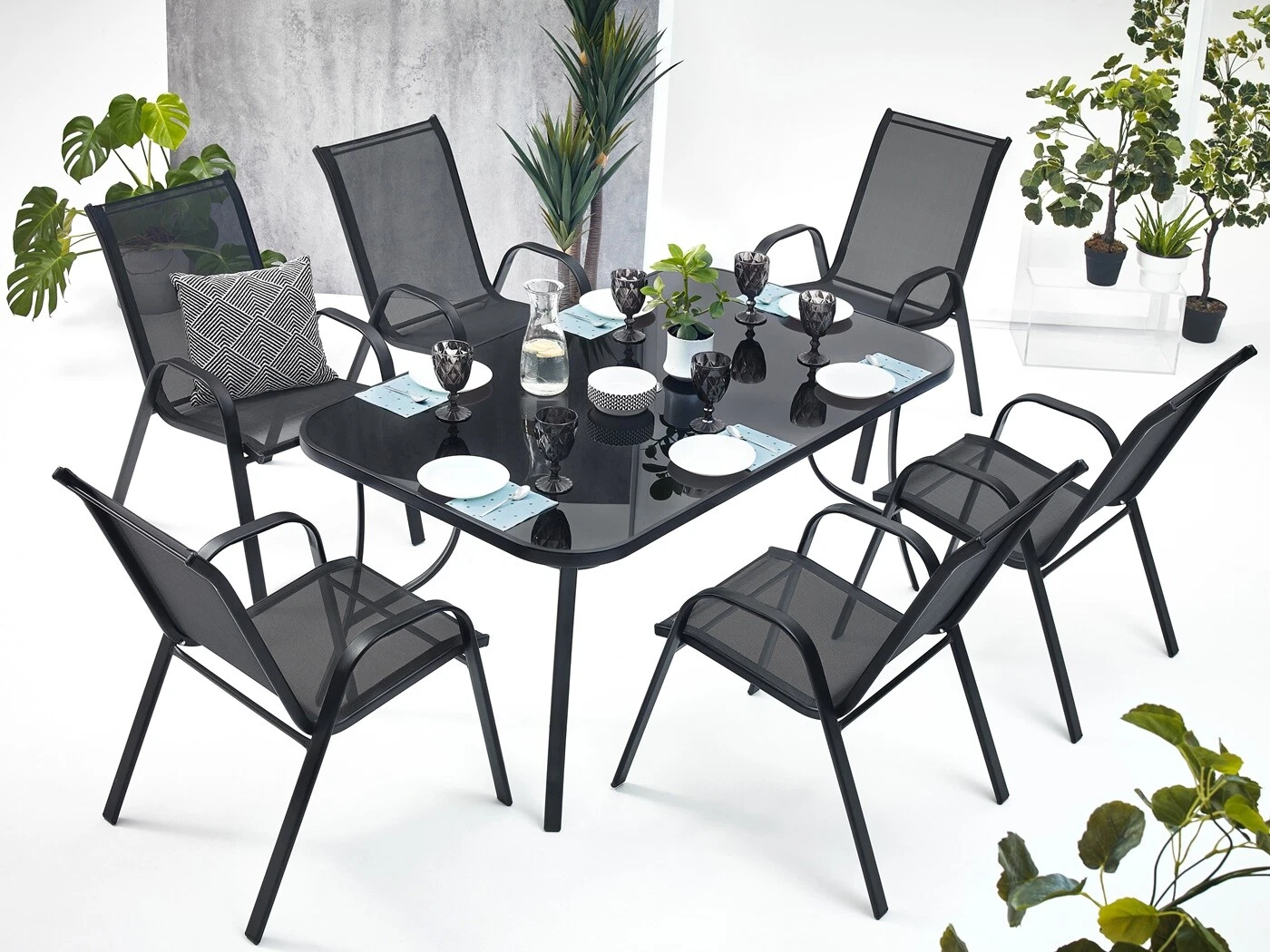 Сет маса со црно стакло + столици текстилен